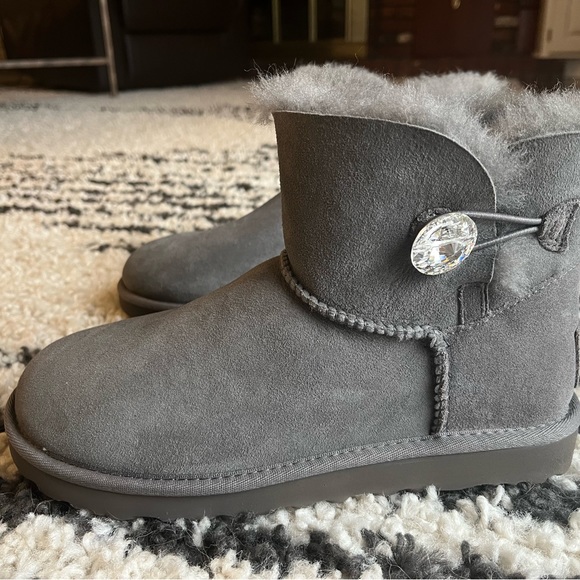 NEW UGG MINI BAILEY BUTTON BLING GREY BOOTS - Picture 2 of 7